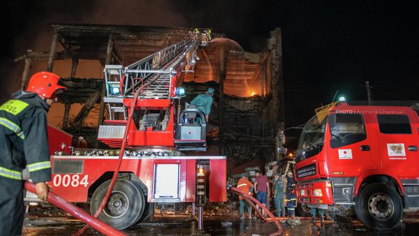Ночные спасательные работы МЧС Армении на месте взрыва в торговом центре Сурмалу (15 августа 2022). Еревaн - Sputnik Армения