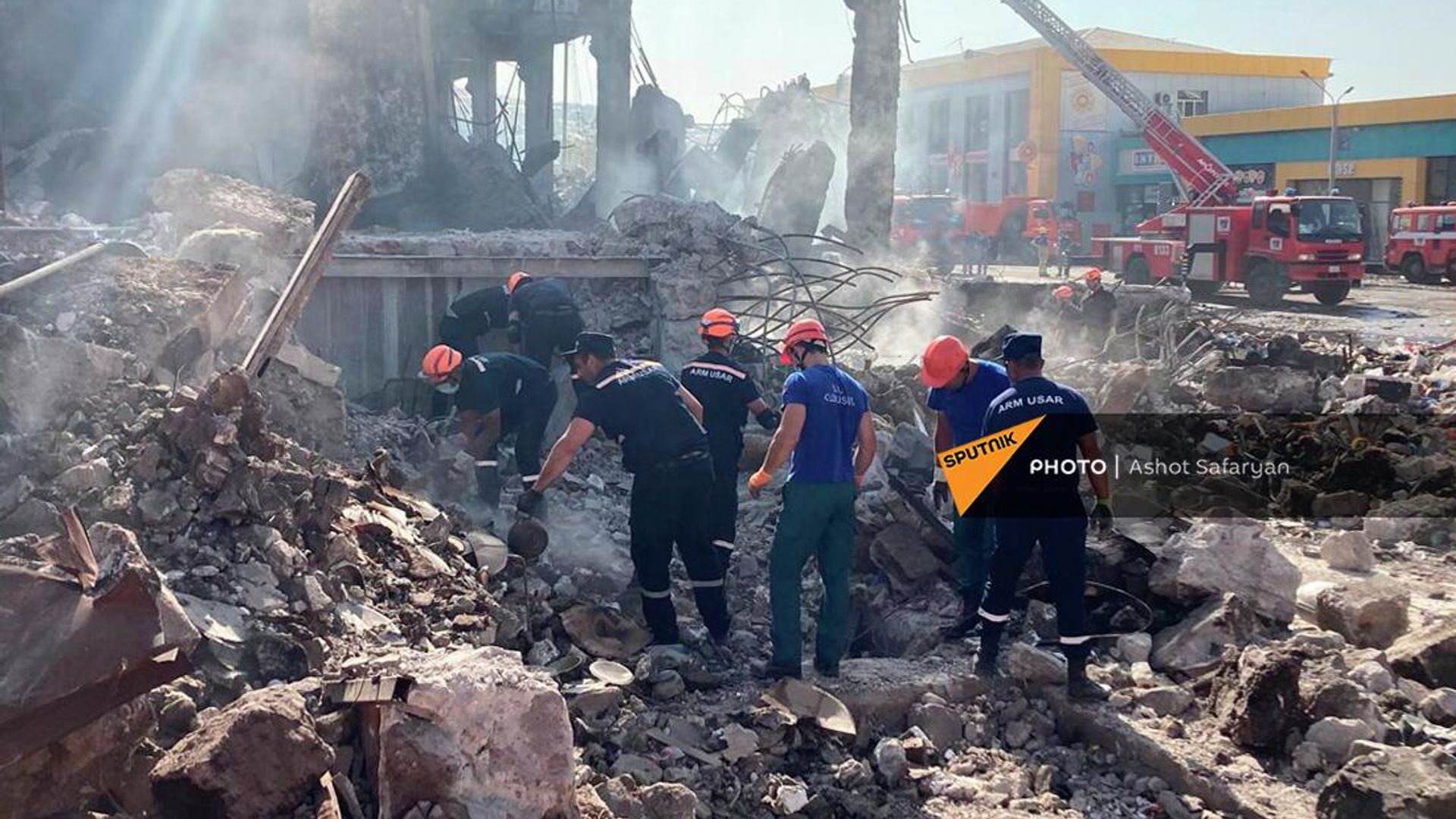 Спасатели работают на месте пожара и обрушения тц Сурмалу (16 августа 2022). Еревaн Спасатели работают на месте пожара и обрушения тц Сурмалу (16 августа 2022). Еревaн - Sputnik Армения, 1920, 16.08.2022
