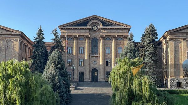 Здание НС на проспекте Баграмяна до приспущения флага в знак траура по погибшим во время пожара и обрушения тц Сурмалу (17 августа 2022). Еревaн - Sputnik Армения