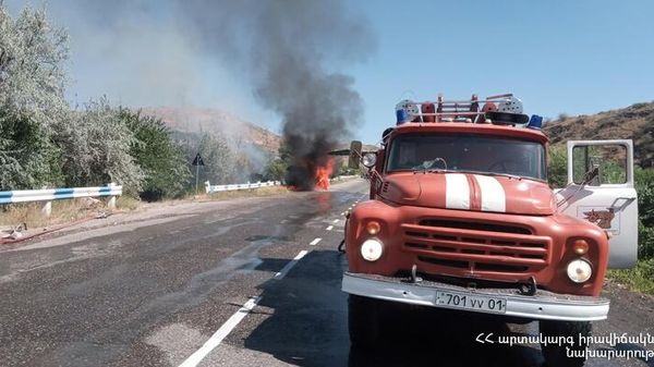 Горящий бензовоз ЗИЛ на трассе Вайк - Зедея (17 августа 2022). Вайоц Дзор - Sputnik Армения