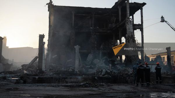Сотрудники МЧС во время работы у тц Сурмалу (17 августа 2022). Еревaн - Sputnik Армения
