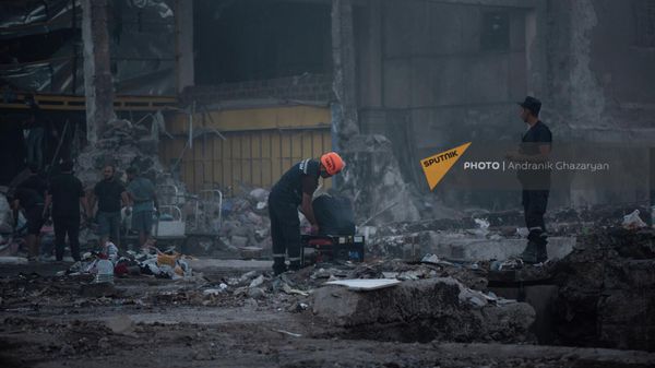 Сотрудники МЧС во время работы у тц Сурмалу (17 августа 2022). Еревaн - Sputnik Армения