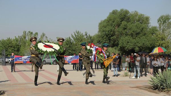Почетный караул несет венки во время торжественного мероприятия ко Дню победы в Ошаканской битве у памятника Героям Ошакана (17 августа 2022). Армавирская область - Sputnik Армения