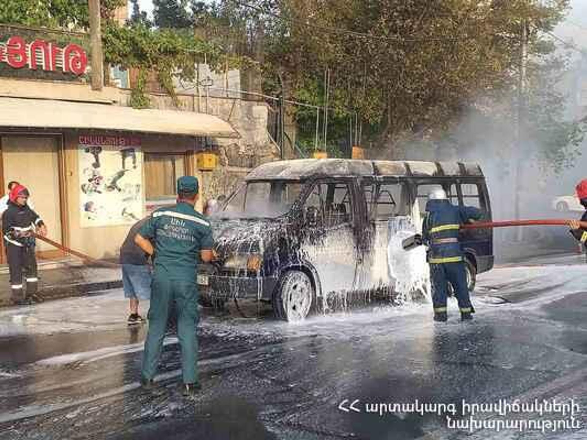 Сотрудники МЧС тушат горящий автомобиль на перекрестке улиц Прошяна - Демирчяна (17 августа 2022). Еревaн - Sputnik Արմենիա, 1920, 17.08.2022