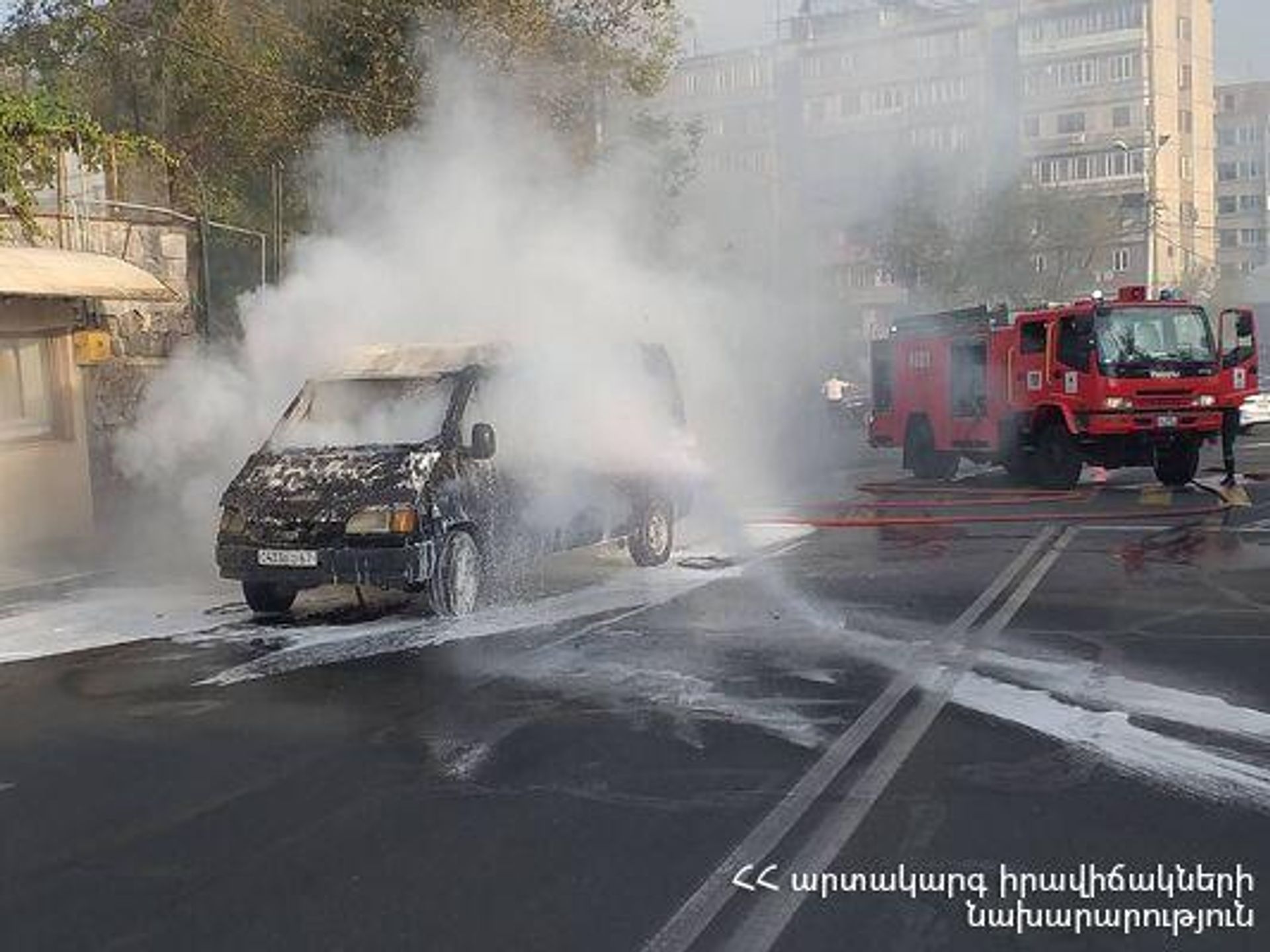 Сотрудники МЧС тушат горящий автомобиль на перекрестке улиц Прошяна - Демирчяна (17 августа 2022). Еревaн - Sputnik Արմենիա, 1920, 17.08.2022