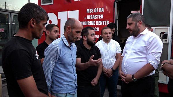 Глава МЧС Армен Памбухчян встретился с сыном и родственниками пропавшего без вести гражданина Ваника Амирханяна в районе торгового центра Сурмалу (18 августа 2022). Еревaн - Sputnik Армения