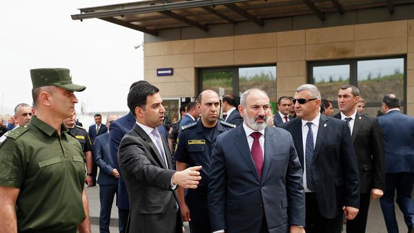 Премьер-министр РА Никол Пашинян ознакомился с деятельностью Баграташенской таможни (19 августа 2022) Армения - Sputnik Армения