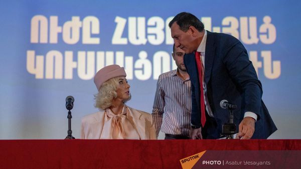 Тигран Арзаканцян и Наталья Ротенберг на пленуме партии Сила Родины (20 августа 2022). Еревaн - Sputnik Армения