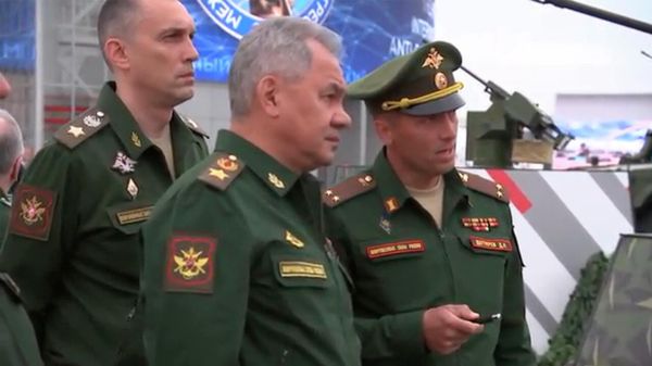 Министр обороны РФ Сергей Шойгу ознакомился с представленными на Международном военно-техническом форуме Армия-2022 перспективными образцами вооружения и военной техники (20 августа 2022). Москва - Sputnik Армения