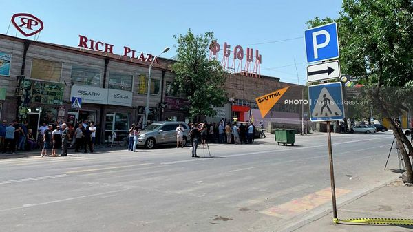 Акция сотрудников тц “Петак” с требованием возобновить его деятельность (22 августа 2022). Еревaн - Sputnik Армения