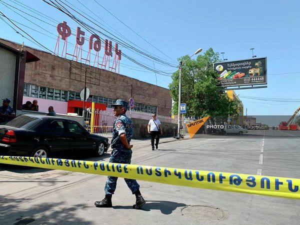 Неделя началась с акции сотрудников тц “Петак” с требованием возобновить его деятельность.После взрыва в тц "Сурмалу" 14 августа соседствующий с ним тц "Петак" закрыли - Sputnik Армения