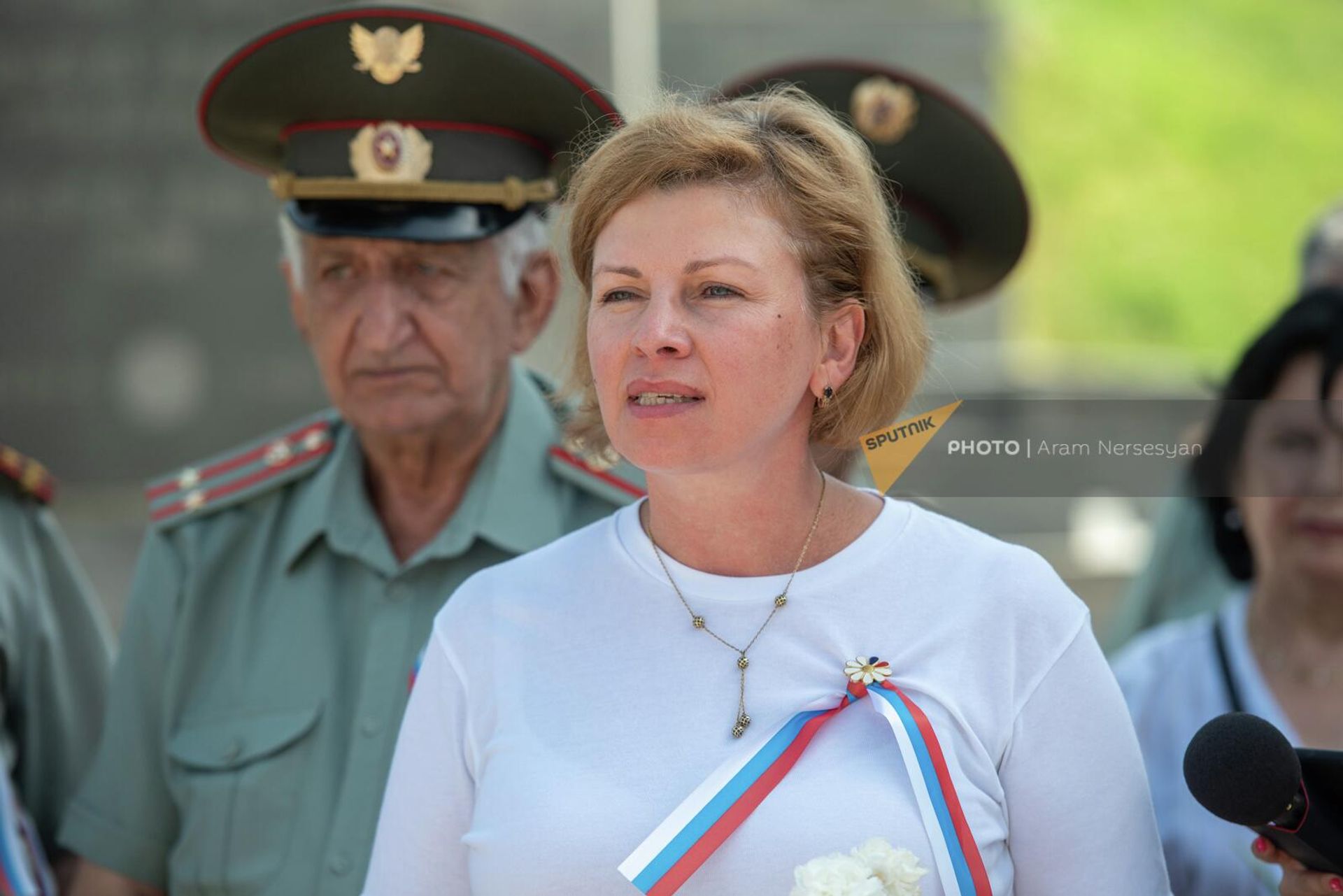 Заместитель руководителя представительства Россотрудничества Виктория Дерипаско на церемонии торжественного возложения цветов и венков у памятника адмиралу И.Исакову, приуроченного ко дню рождения героя ВОВ и дню флага России (22 августа 2022). Еревaн Заместитель руководителя представительства Россотрудничества Виктория Дерипаско на церемонии торжественного возложения цветов и венков у памятника адмиралу И.Исакову, приуроченного ко дню рождения героя ВОВ и дню флага России (22 августа 2022). Еревaн - Sputnik Армения, 1920, 22.08.2022