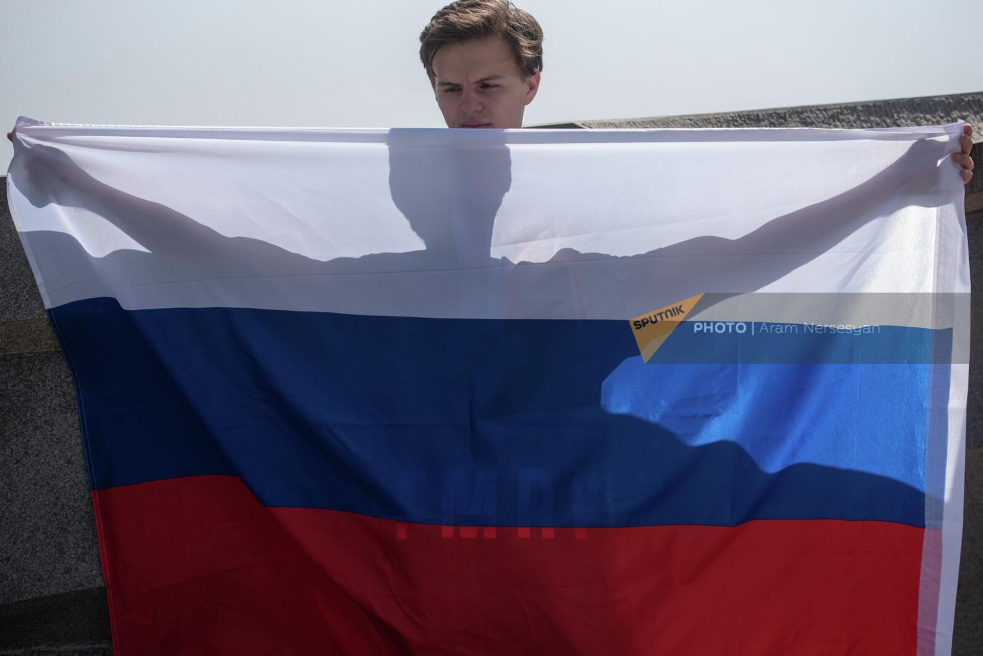 Российский триколор на церемонии торжественного возложения цветов и венков у памятника адмиралу И.Исакову, приуроченного ко дню рождения героя ВОВ и дню флага России (22 августа 2022). Еревaн Российский триколор на церемонии торжественного возложения цветов и венков у памятника адмиралу И.Исакову, приуроченного ко дню рождения героя ВОВ и дню флага России (22 августа 2022). Еревaн - Sputnik Армения, 1920, 22.08.2022