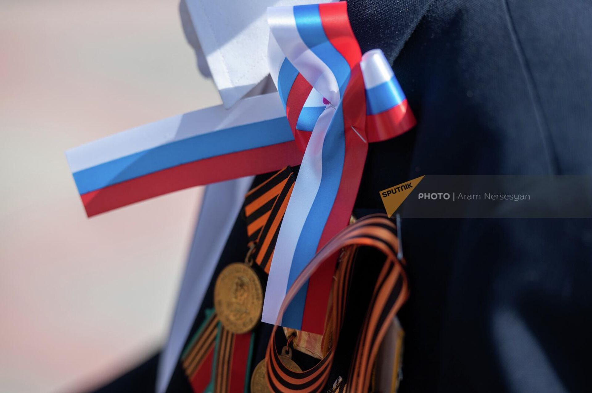 Триколор на груди одного из участников церемонии торжественного возложения цветов и венков у памятника адмиралу И.Исакову, приуроченного ко дню рождения героя ВОВ и дню флага России (22 августа 2022). Еревaн Триколор на груди одного из участников церемонии торжественного возложения цветов и венков у памятника адмиралу И.Исакову, приуроченного ко дню рождения героя ВОВ и дню флага России (22 августа 2022). Еревaн - Sputnik Արմենիա, 1920, 22.08.2022