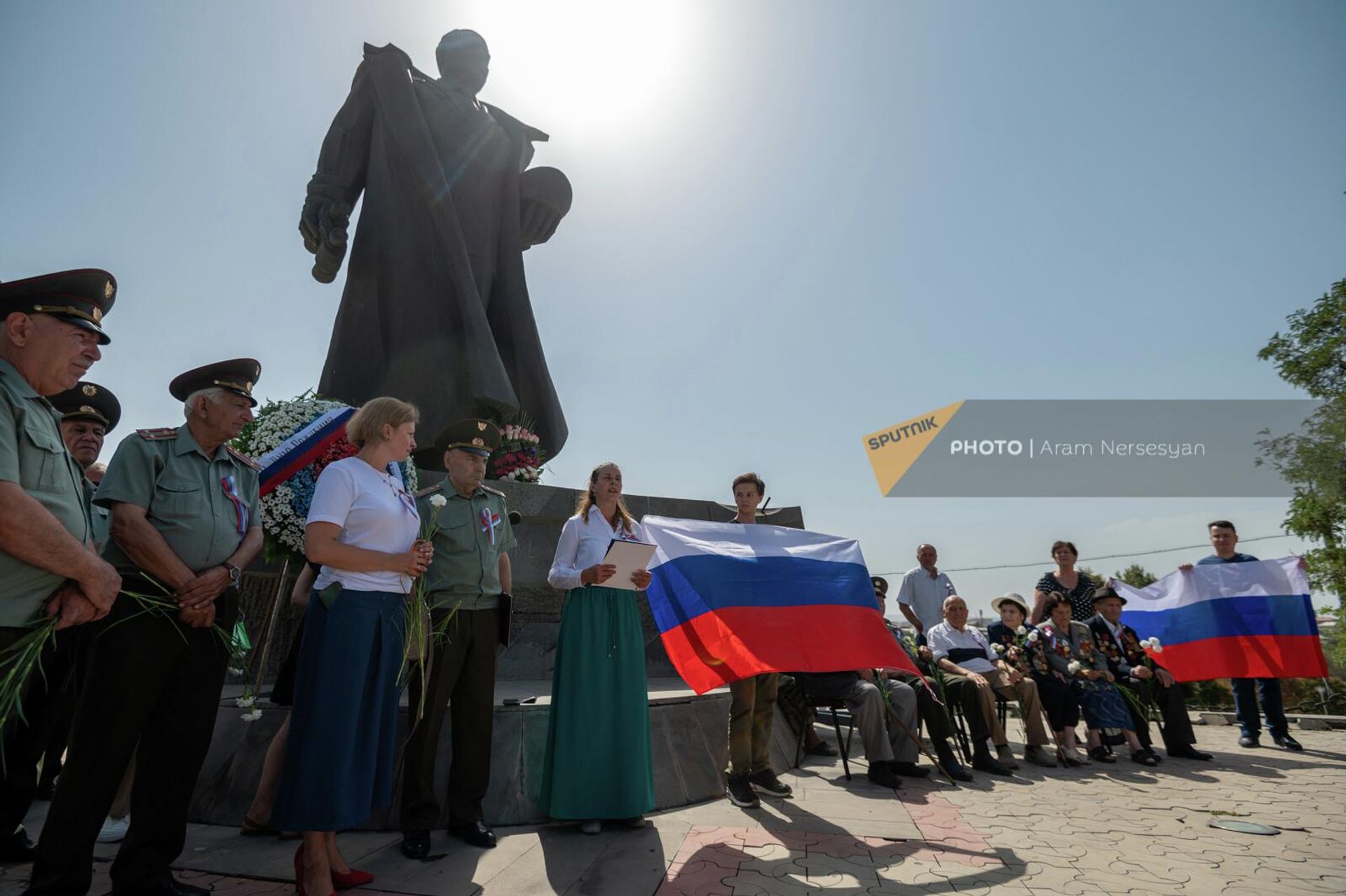 Церемония торжественного возложения цветов и венков у памятника адмиралу И.Исакову, приуроченного ко дню рождения героя ВОВ и дню флага России (22 августа 2022). Еревaн Церемония торжественного возложения цветов и венков у памятника адмиралу И.Исакову, приуроченного ко дню рождения героя ВОВ и дню флага России (22 августа 2022). Еревaн - Sputnik Армения, 1920, 22.08.2022