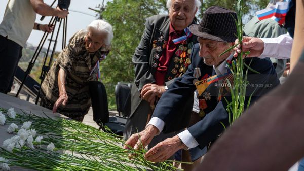 Ветераны ВОВ на церемонии торжественного возложения цветов и венков у памятника адмиралу И.Исакову, приуроченного ко дню рождения героя ВОВ и дню флага России (22 августа 2022). Еревaн - Sputnik Армения