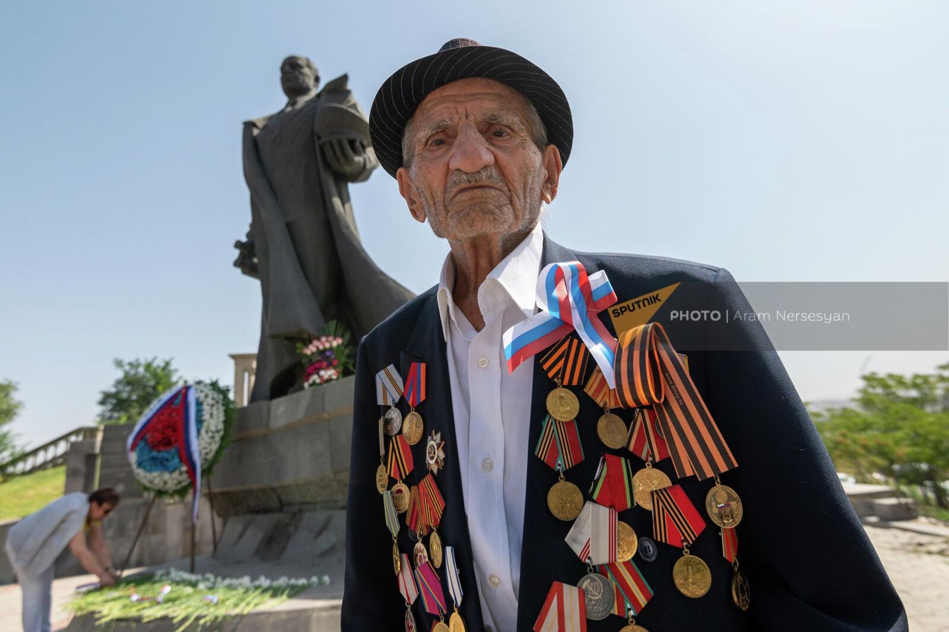 Ветеран ВОВ Агван Погосян на церемонии торжественного возложения цветов и венков у памятника адмиралу И.Исакову, приуроченного ко дню рождения героя ВОВ и дню флага России (22 августа 2022). Еревaн - Sputnik Արմենիա, 1920, 06.05.2025