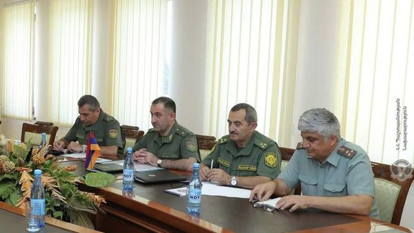Начальник Генштаба ВС генерал-майор Эдуард Асрян принял Чрезвычайного и Полномочного Посла РФ Сергея Копыркина и военного атташе посольства полковника Игоря Щербакова (22 августа 2022). Еревaн - Sputnik Армения