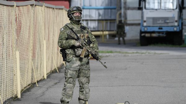 Военнослужащий ВС РФ на территории Запорожской АЭС в Энергодаре - Sputnik Армения