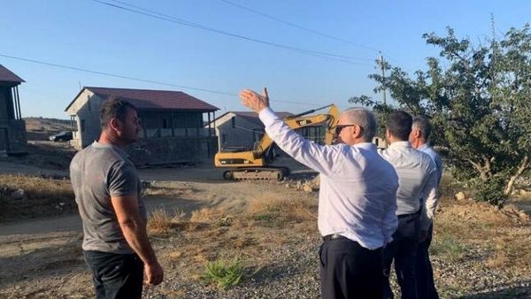 Председатель Комитета по градостроительству Армен Гуларян и начальник отдела реализации градостроительного планирования Арсен Мирзоян с рабочим визитом в поселке Шурнух (23 августа 2022). Сюник - Sputnik Армения