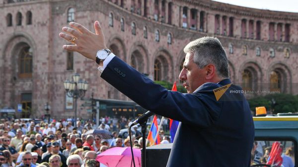 Эдгар Казарян во время митинга Движения независимости на площади Республики (23 августа 2022). Еревaн - Sputnik Армения