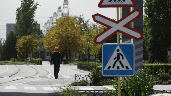 Рабочий на территории Запорожской АЭС в Энергодаре. - Sputnik Армения