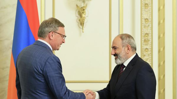 Премьер-министр Никол Пашинян принял делегацию во главе с губернатором Омской области Александром Бурковым (24 августа 2022). Еревaн - Sputnik Армения