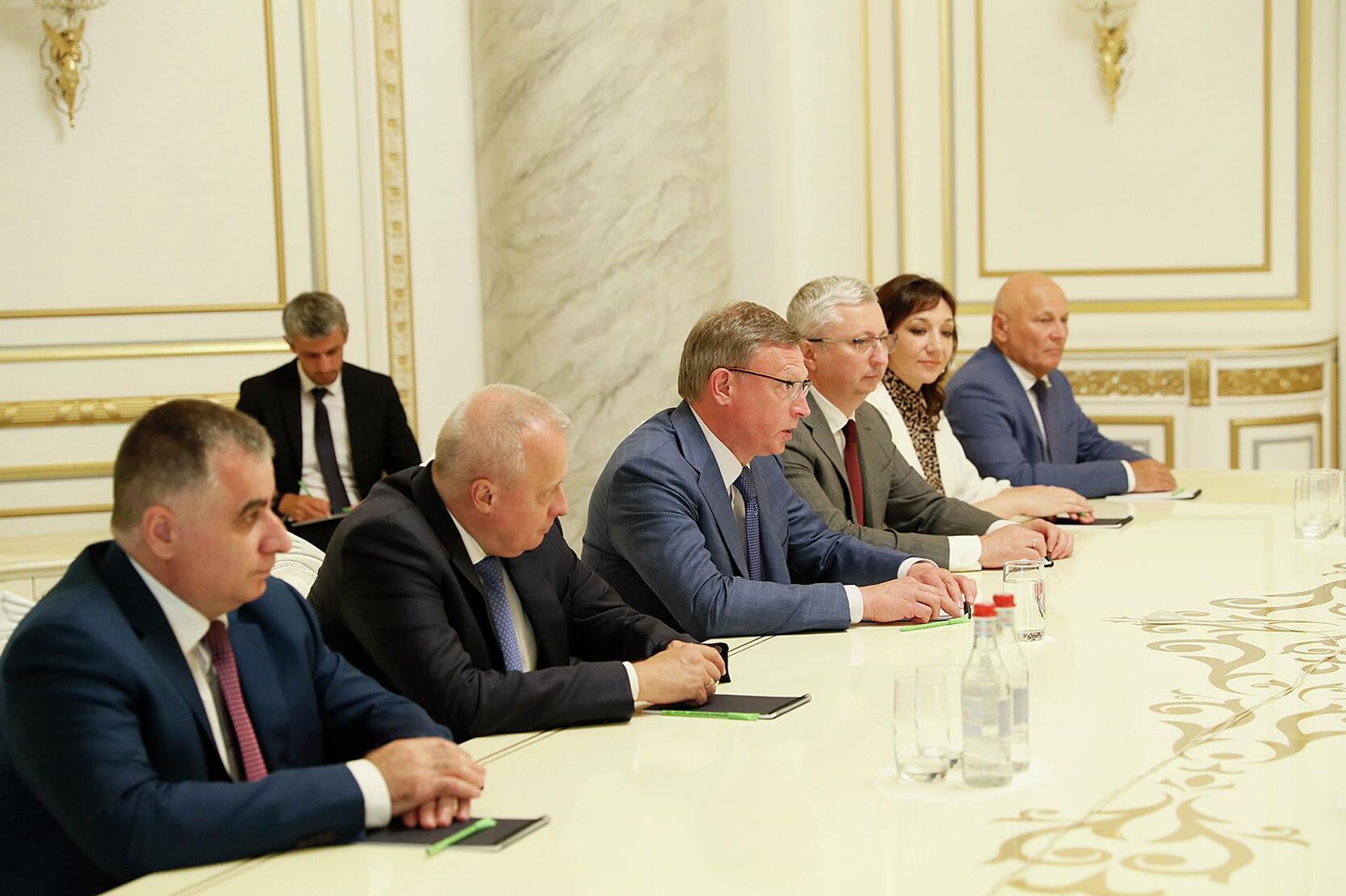 Премьер-министр Никол Пашинян принял делегацию во главе с губернатором Омской области Александром Бурковым (24 августа 2022). Еревaн - Sputnik Армения, 1920, 24.08.2022