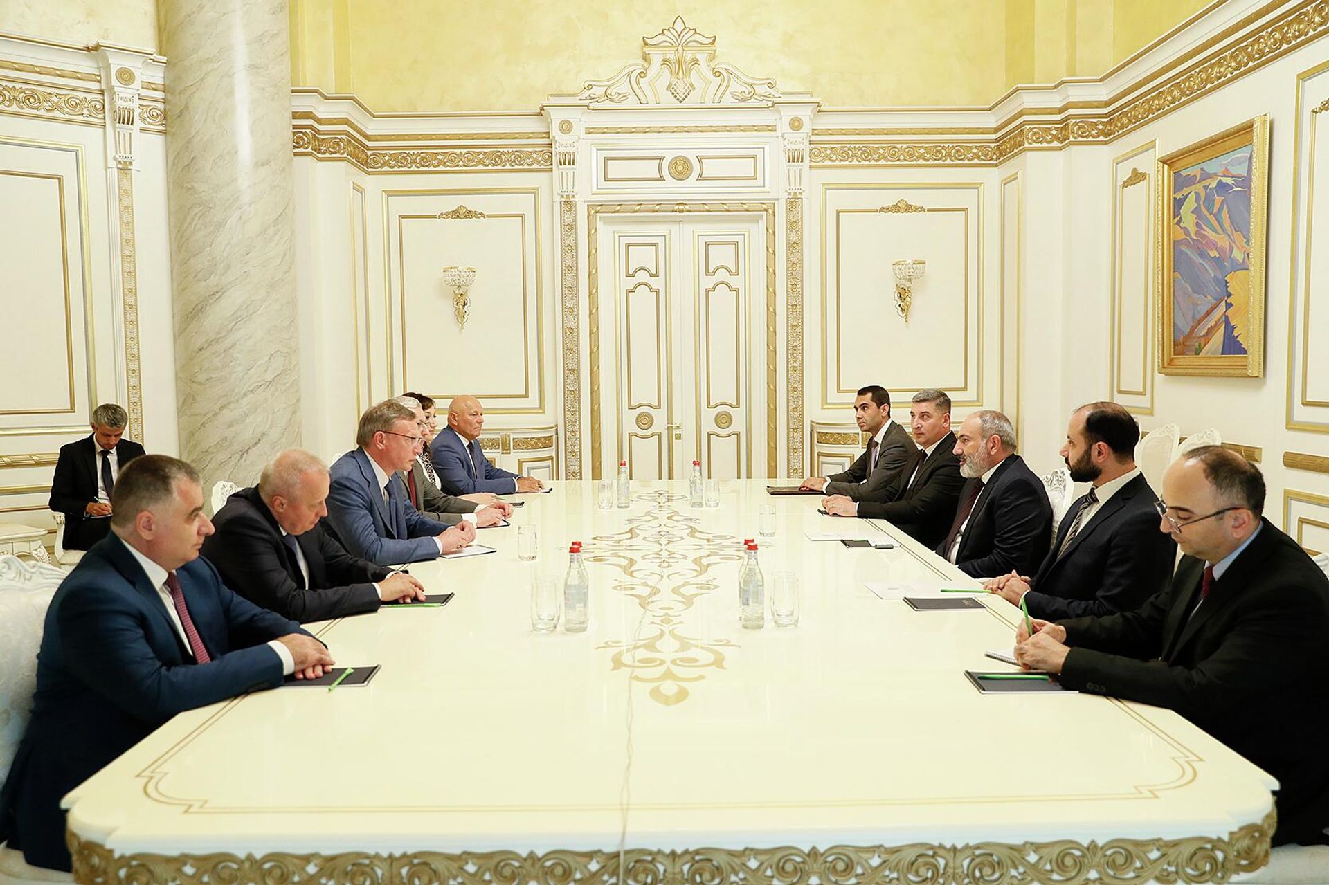 Премьер-министр Никол Пашинян принял делегацию во главе с губернатором Омской области Александром Бурковым (24 августа 2022). Еревaн - Sputnik Армения, 1920, 24.08.2022