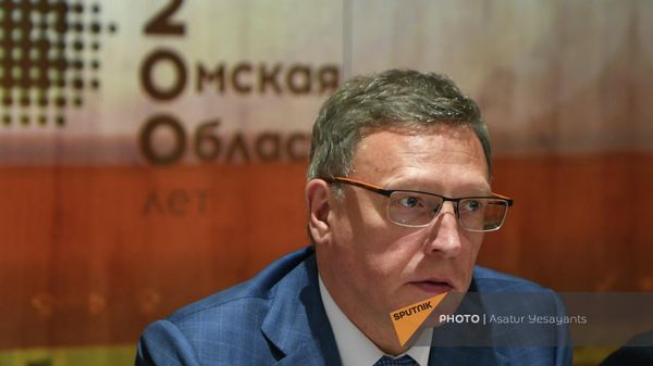 Губернатор Омской области Александр Бурков на бизнес-форуме (24 августа 2022). Еревaн - Sputnik Армения