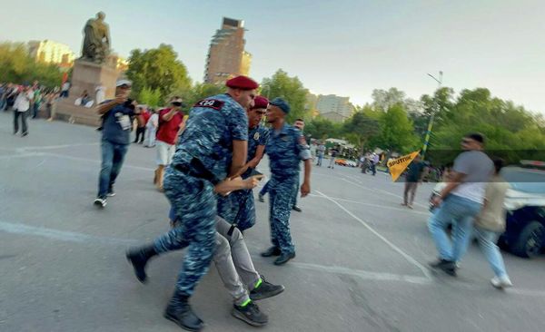 Не обошлось и без применения силы: полиция задержала нескольких активистов антироссийского митинга.В участок доставили тех, у кого были плакаты с нецензурной лексикой - Sputnik Армения