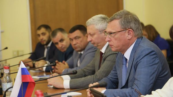 ՀՀ տարածքային կառավարման և ենթակառուցվածքների նախարար Գնել Սանոսյանն ընդունել է ՌԴ Օմսկի նահանգապետ Ալեքսանդր Բուրկովի գլխավորած պատվիրակությանը - Sputnik Արմենիա