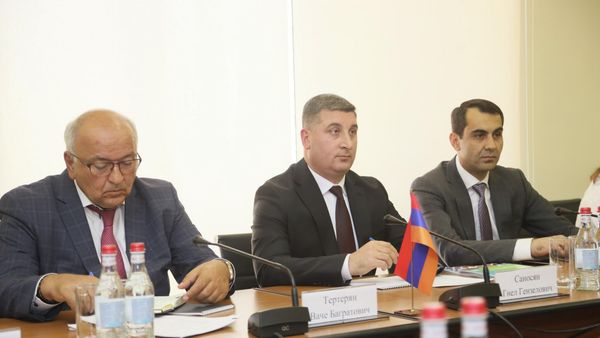 Министр территориального управления Гнел Саносян принял делегацию во главе с губернатором Омской области Александром Бурковым (24 августа 2022). Еревaн - Sputnik Армения