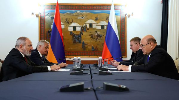 Премьер-министр Армении Никол Пашинян и председатель правительства РФ Михаил Мишустин во время двусторонней встречи на полях Евразийского межправительственного совета (25 августа 2022). Чолпон-Ата - Sputnik Армения