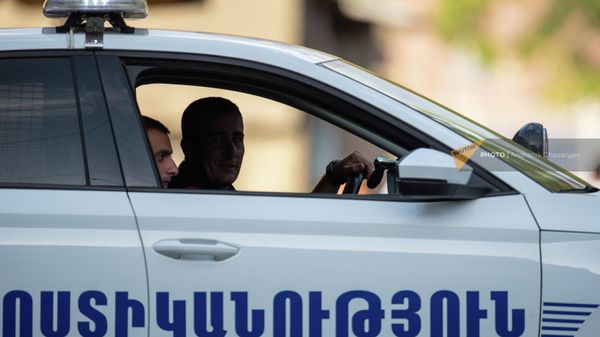 Автомобиль патрульной службы у въезда к республиканскому стадиону имени Вазгена Саркисяна перед началом футбольного матча плей-офф раунда Лиги Европы между ФК Пюник и Шериф (18 августа 2022). Еревaн - Sputnik Армения