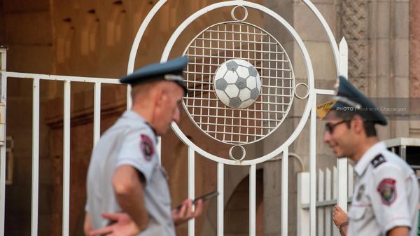 Сотрудники полиции у входа в республиканский стадион имени Вазгена Саркисяна перед началом футбольного матча плей-офф раунда Лиги Европы между ФК Пюник и Шериф (18 августа 2022). Еревaн - Sputnik Армения
