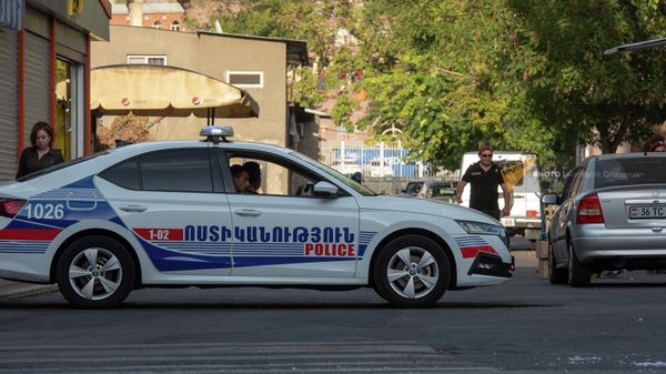 Автомобиль патрульной службы у въезда к республиканскому стадиону имени Вазгена Саркисяна перед началом футбольного матча плей-офф раунда Лиги Европы между ФК Пюник и Шериф (18 августа 2022). Еревaн - Sputnik Армения
