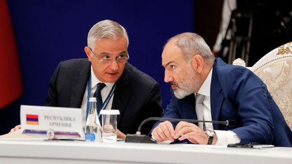 Премьер-министр Никол Пашинян и вице-премьер Мгер Григорян на заседании Евразийского межправительственного совета в расширенном составе (26 августа 2022). Чолпон-Ата - Sputnik Армения
