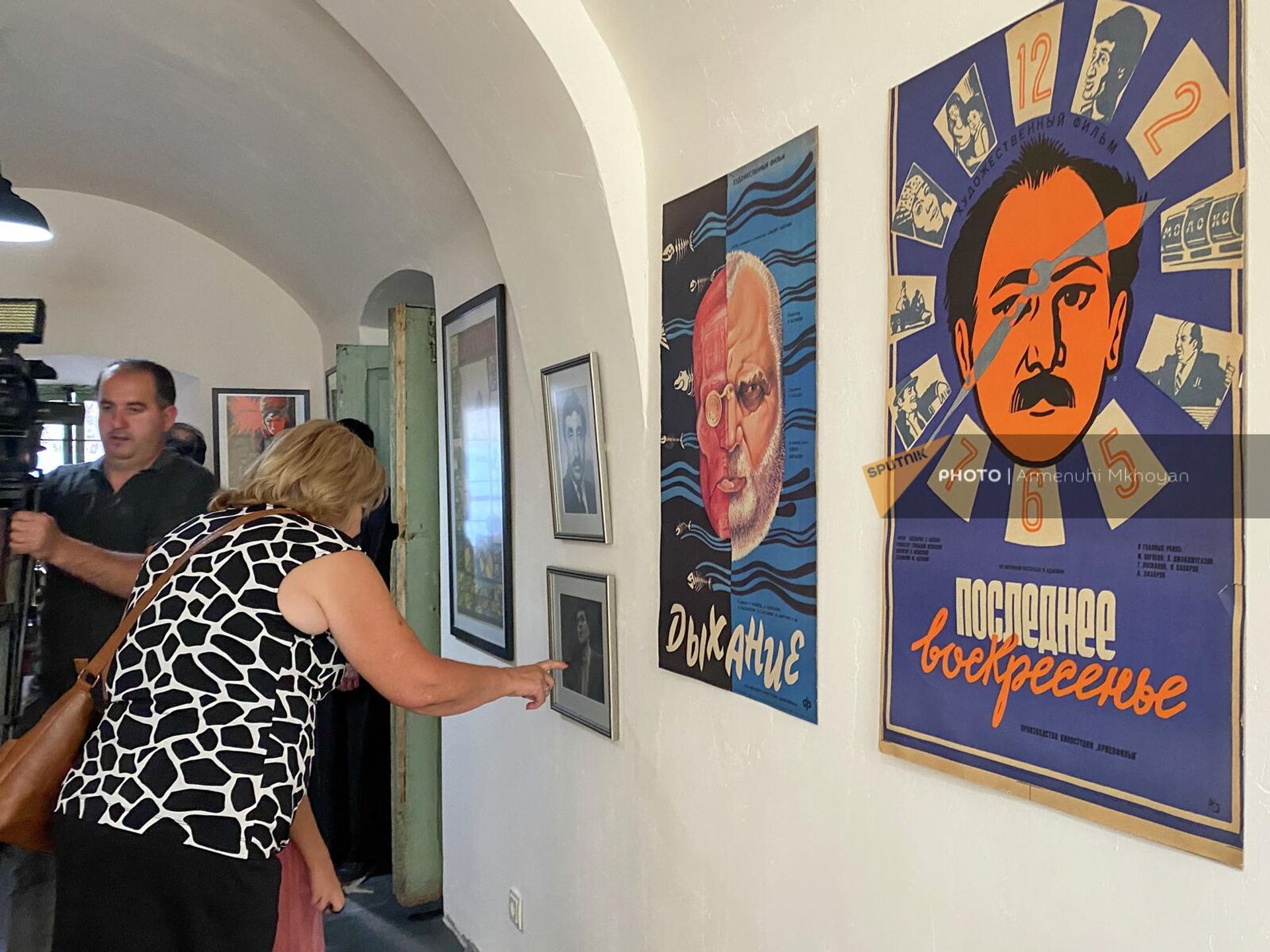 Интерьер Голливудского дворика в Гюмри с архивными плакатами-анонсами к фильмам - Sputnik Արմենիա, 1920, 26.08.2022