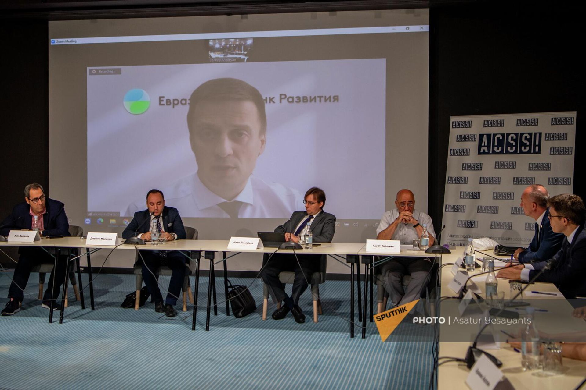 Руководитель Центра странового анализа Евразийского банка развития (ЕАБР) Алексей Кузнецов (на экране) во время круглого стола на тему Международные санкции и их влияние на экономику стран ЕАЭС: проблемы и новые возможности (26 августа 2022). Еревaн - Sputnik Արմենիա, 1920, 26.08.2022