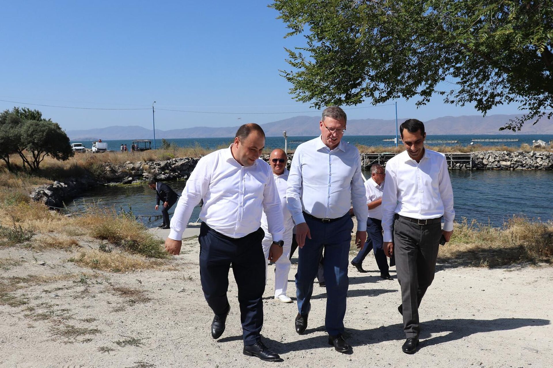 Губернаторы Гегаркуника и Омска Карен Саркисян и Александр Бурков посетили предприятие по разведению и переработке радужной форели Севанский Ишхан (26 августа 2022). Гегаркуник - Sputnik Արմենիա, 1920, 26.08.2022
