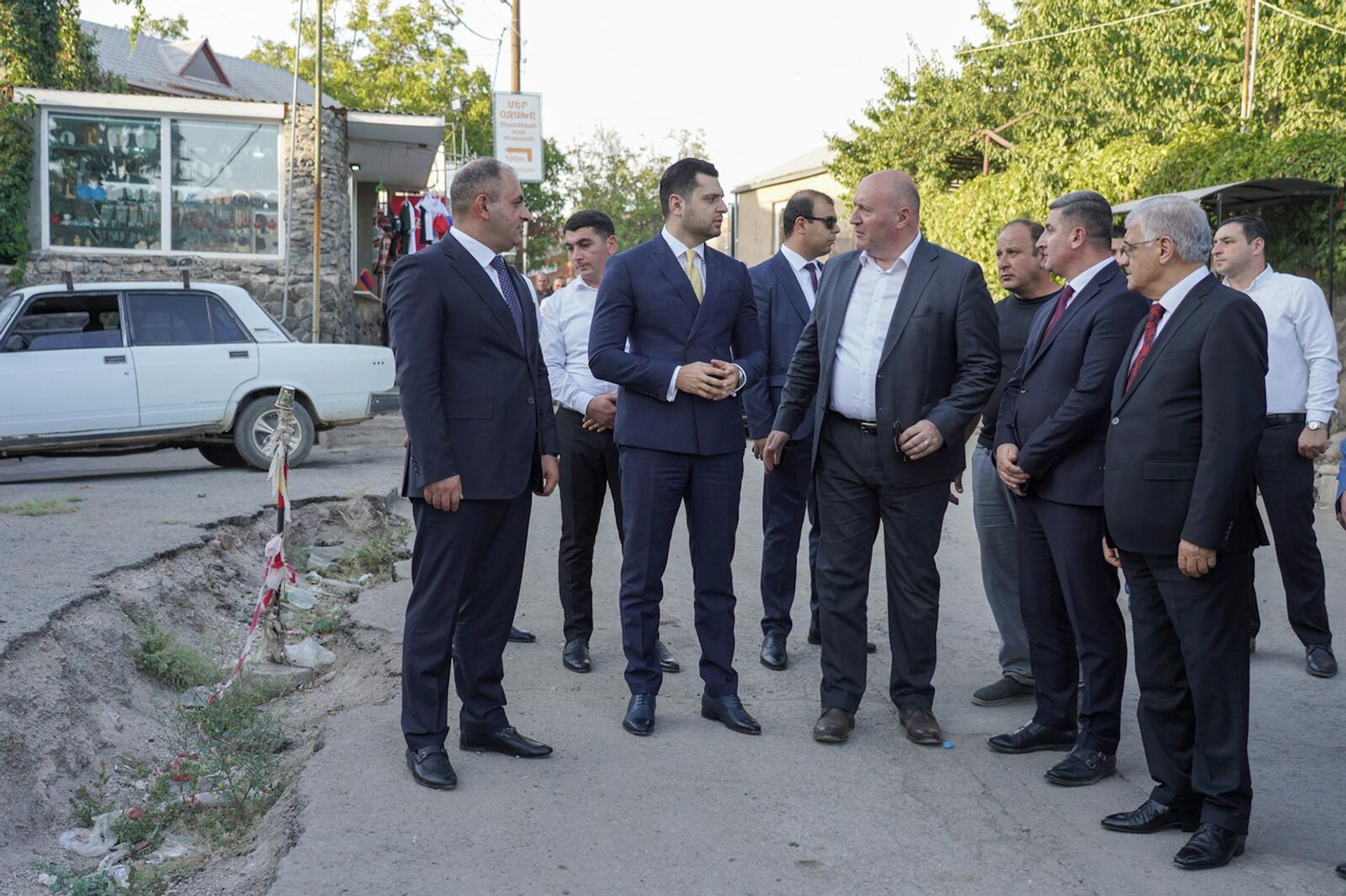 Вице-премьер Амбарцум Матевосян встретился с жителями домов, находящихся в оползневой зоне общины Вохчаберд (26 августа 2022). Котайк - Sputnik Արմենիա, 1920, 27.08.2022