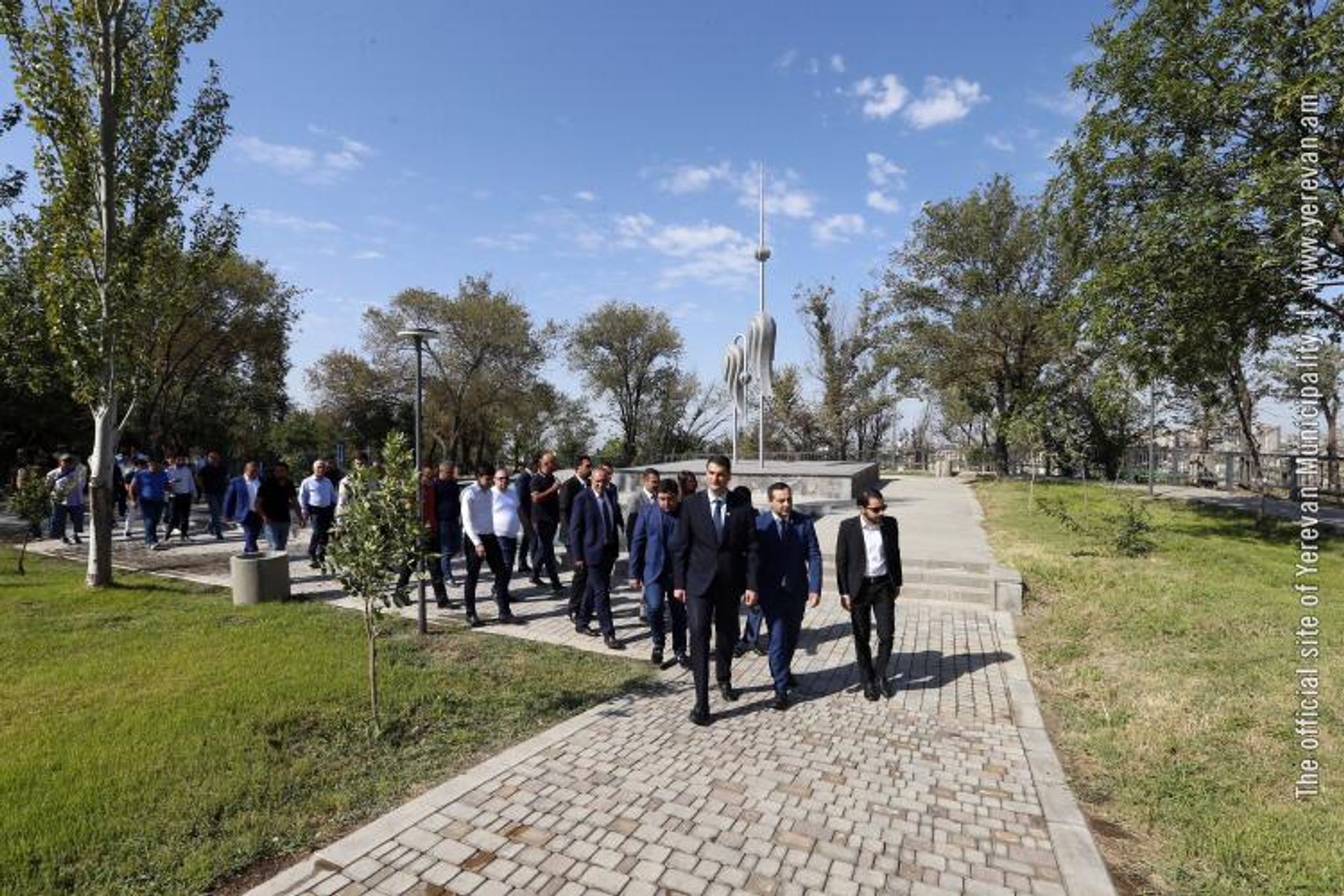 Мэр Еревана Грачья Саркисян посетил парк в Арабкире после реставрации (27 августа 2022). Еревaн - Sputnik Արմենիա, 1920, 27.08.2022