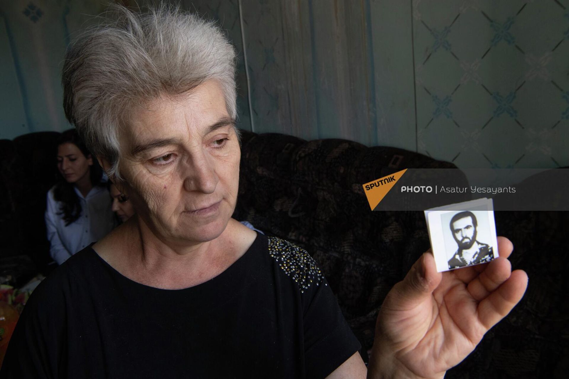 Лаура Сарибекян с фотографией мужа, пропавшего во время первой карабахской войны Лаура Сарибекян с фотографией мужа, пропавшего во время первой карабахской войны - Sputnik Արմենիա, 1920, 29.08.2022