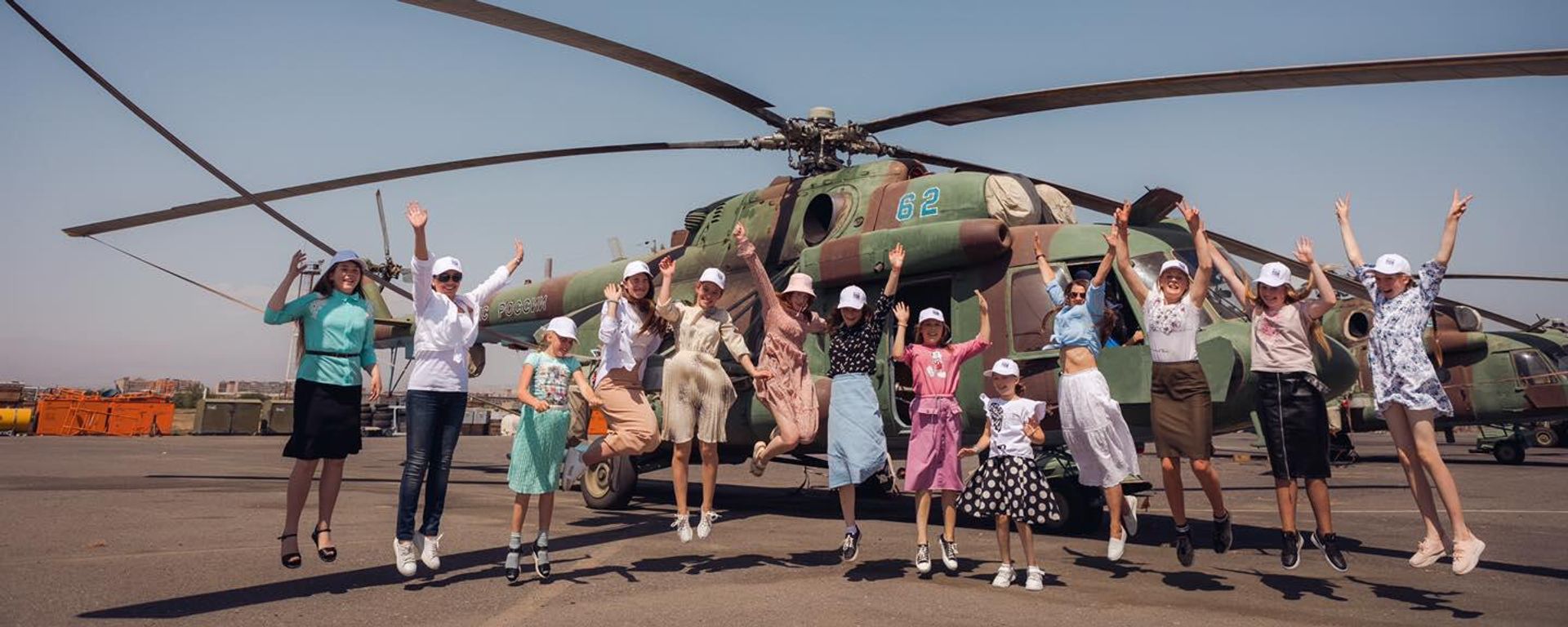 Школьники села Фиолетово посетили военный аэродром Эребуни Школьники села Фиолетово посетили военный аэродром Эребуни - Sputnik Армения, 1920, 30.08.2022