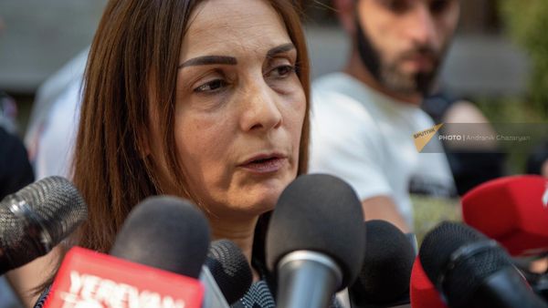 Мать погибшего в войне Айка Меликяна, Наира Меликян на акции протеста родителей погибших у здания Генпрокуратуры (30 августа 2022). Еревaн - Sputnik Армения