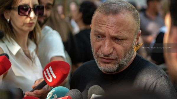 Гарик Галеян на акции протеста родителей погибших у здания Генпрокуратуры (30 августа 2022). Еревaн - Sputnik Армения