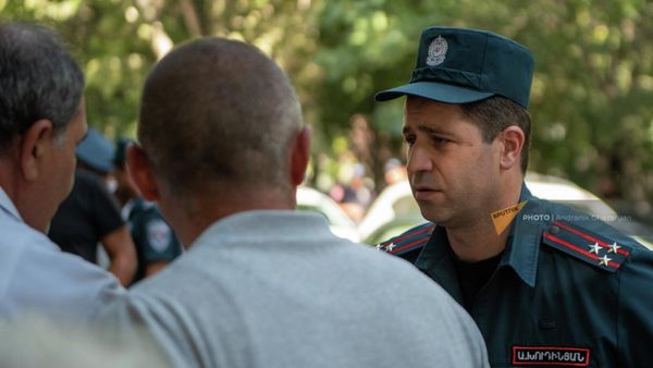 Замначальника полиции Еревана полковник Артур Худинян на акции протеста родителей погибших у здания Генпрокуратуры (30 августа 2022). Еревaн - Sputnik Армения