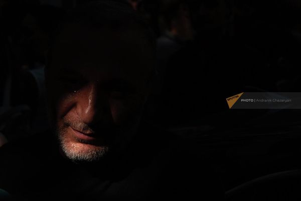 Гарик Галеян, отец погибшего военного, среди десятка родителей, которые вновь провели акцию протеста у здания Генпрокуратуры, обвиняя высшее руководство страны в гибели их сыновей. - Sputnik Армения
