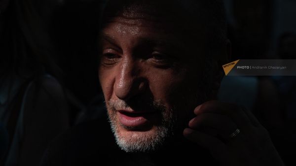 Гарик Галеян на акции протеста родителей погибших у здания Генпрокуратуры (30 августа 2022). Еревaн - Sputnik Армения
